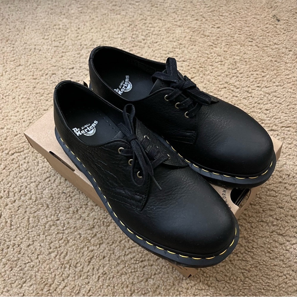 DR. MARTENS 1461 LOAFERS/OXFORDS IN SIZE WOMENS 8 (FREE SHIP) ORIG BOX INCLUDED